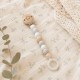 Accroche sucette avec perles en bois naturel et silicone gris