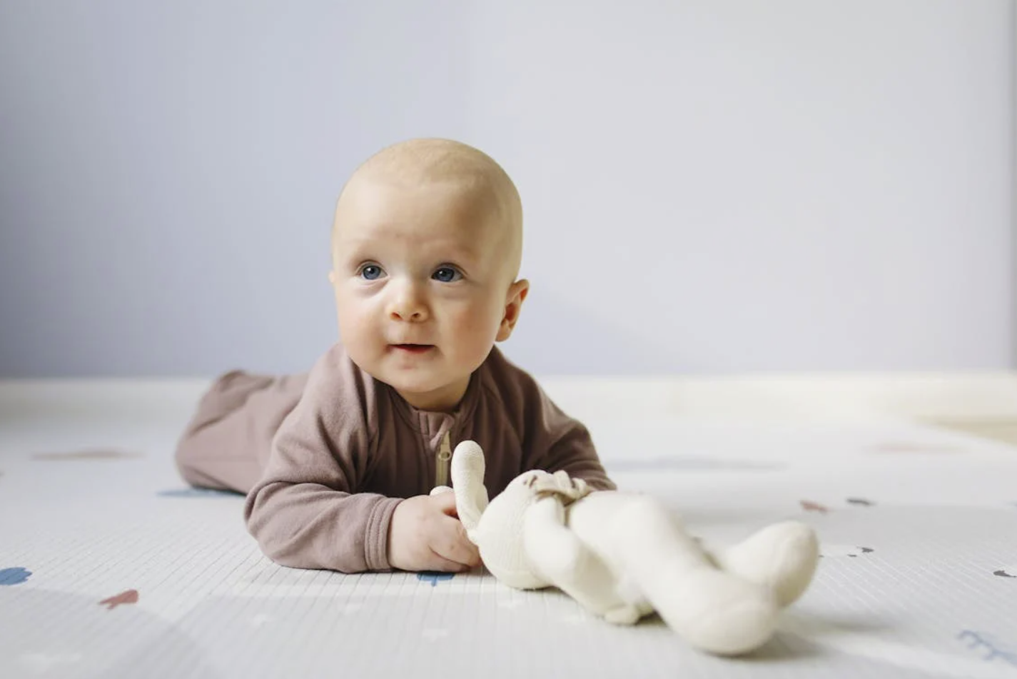 bébé qui entraine sa motricité fine