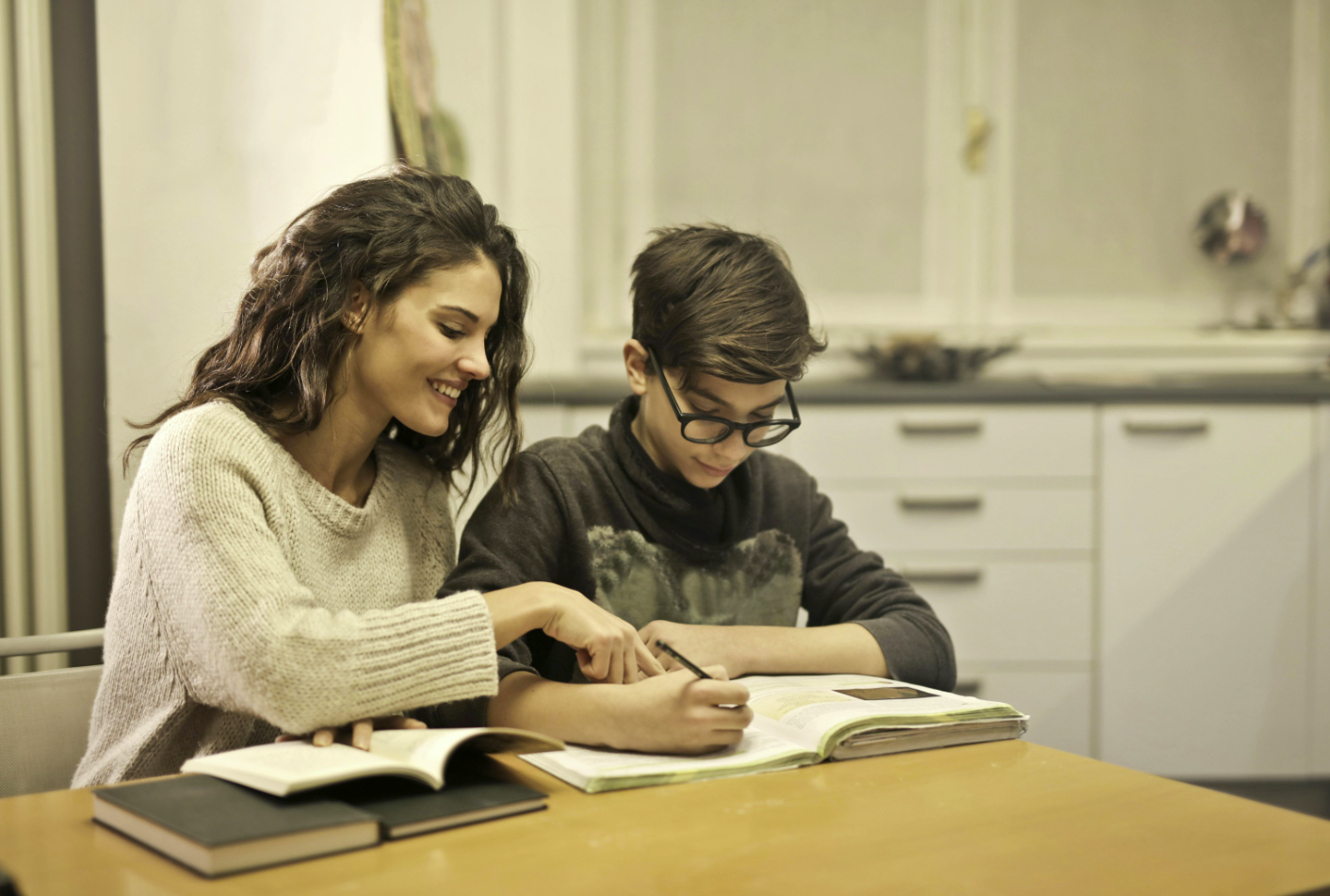 enfant qui fait ses devoirs avec sa maman