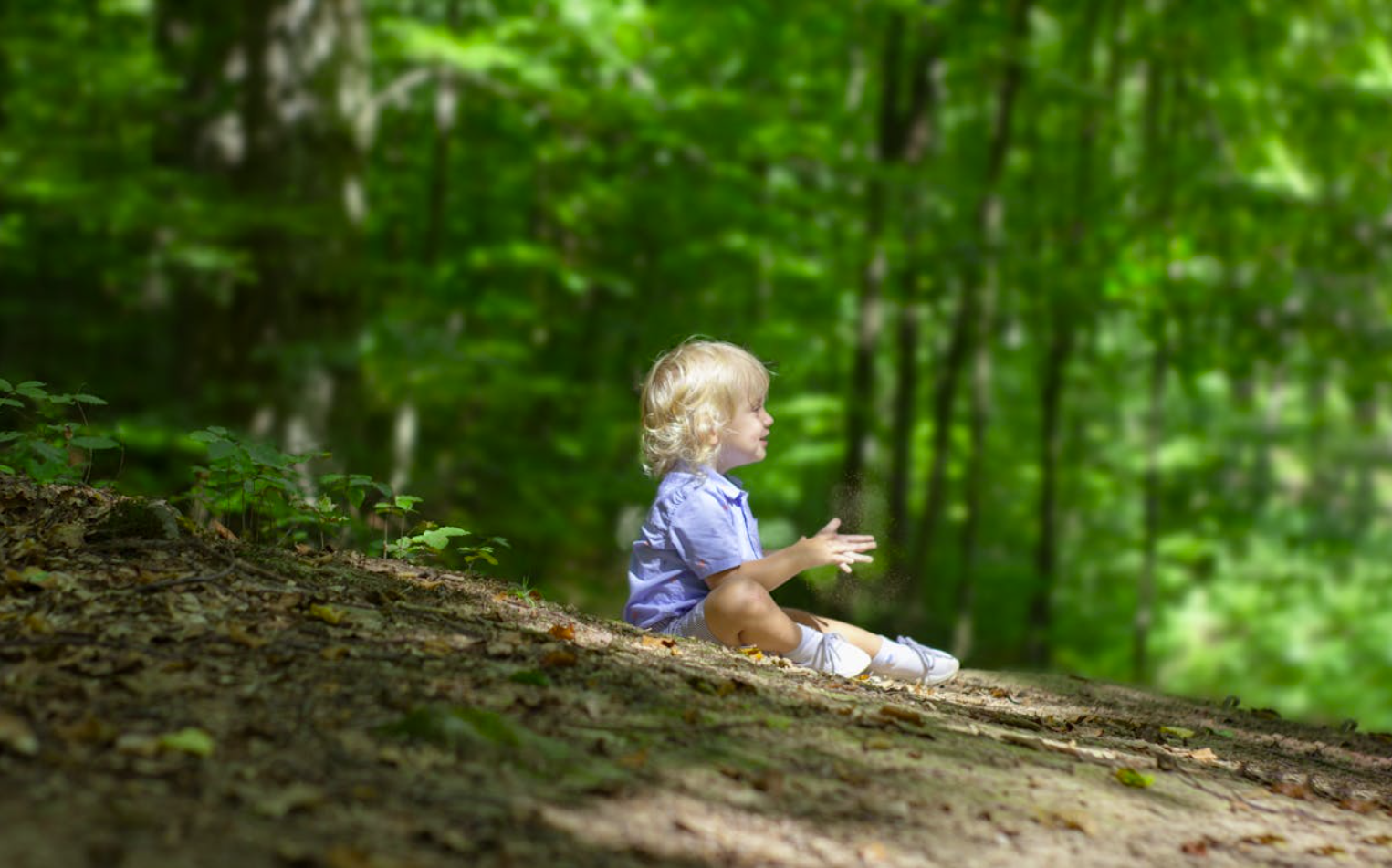 enfant qui joue en plein air