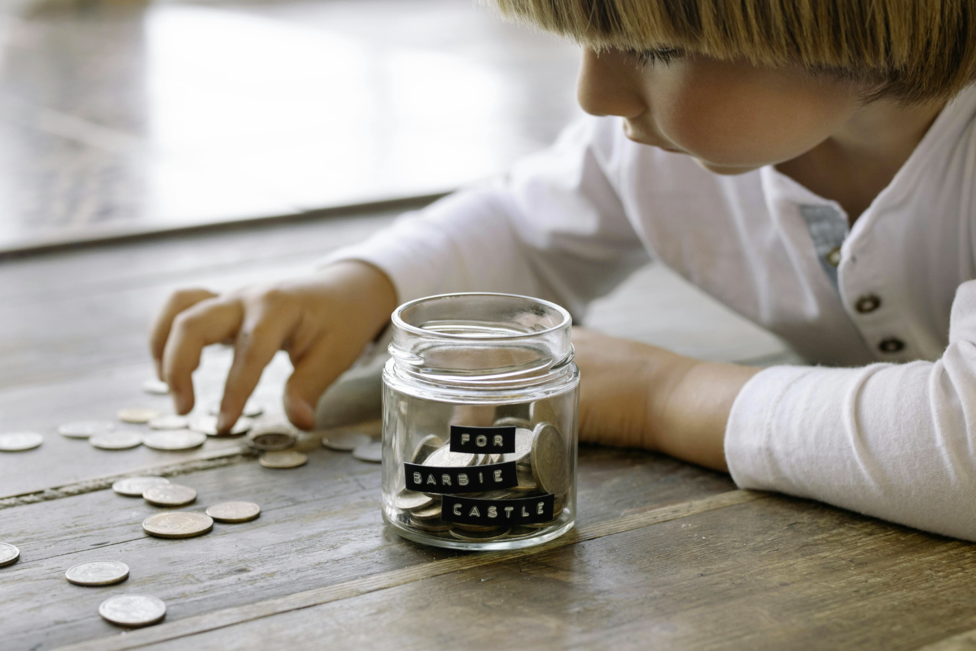 enfant qui compte de l'argent