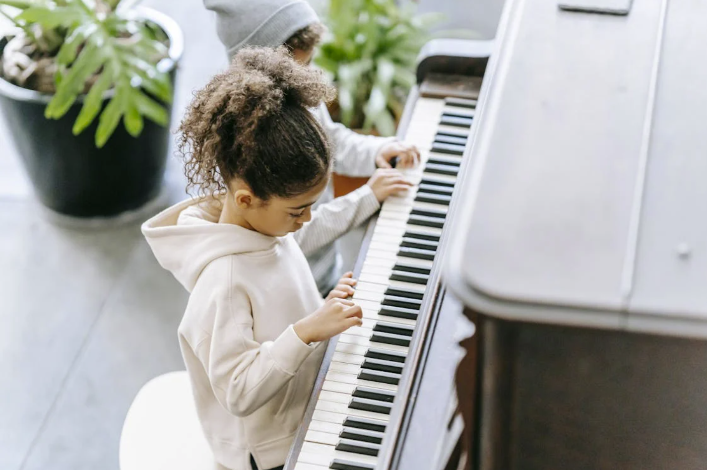 enfant qui joue du piano