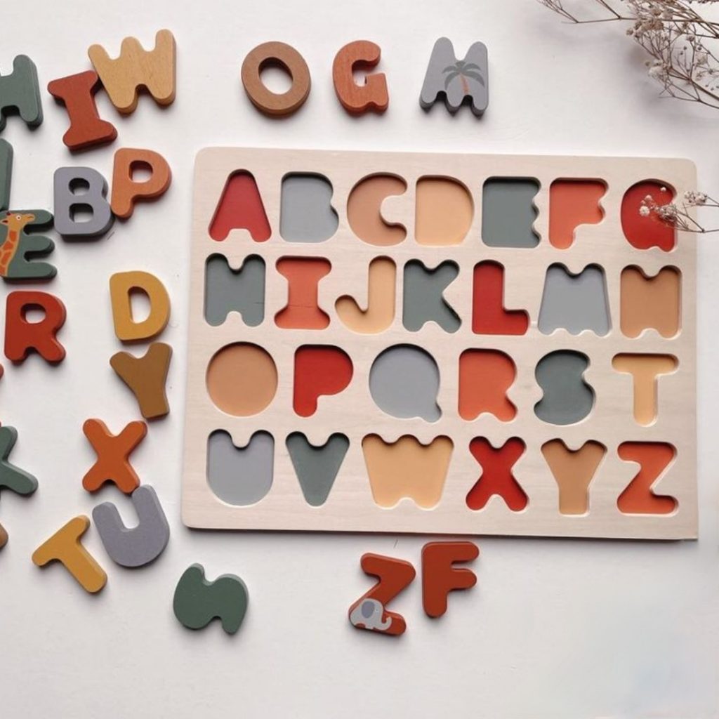 puzzle alphabet en bois pour enfant