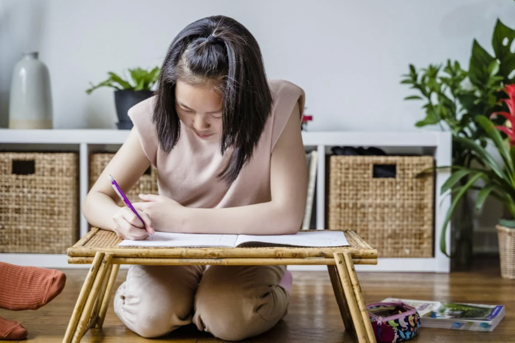 enfant qui fait ses devoirs