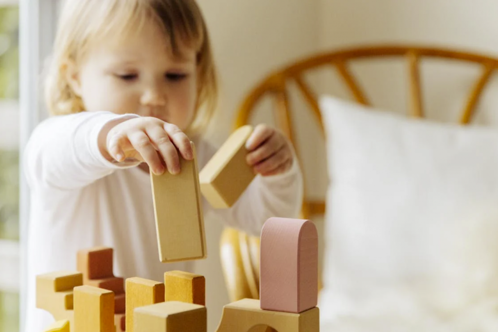 enfant qui joue avec des blocs de construction