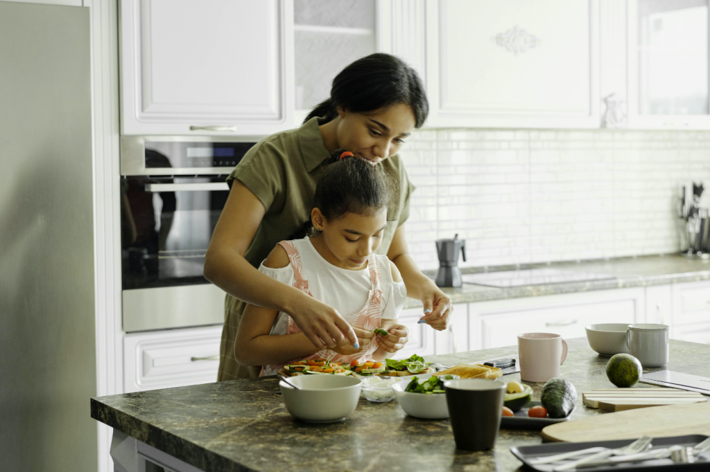 enfant qui cuisine avec ses parents