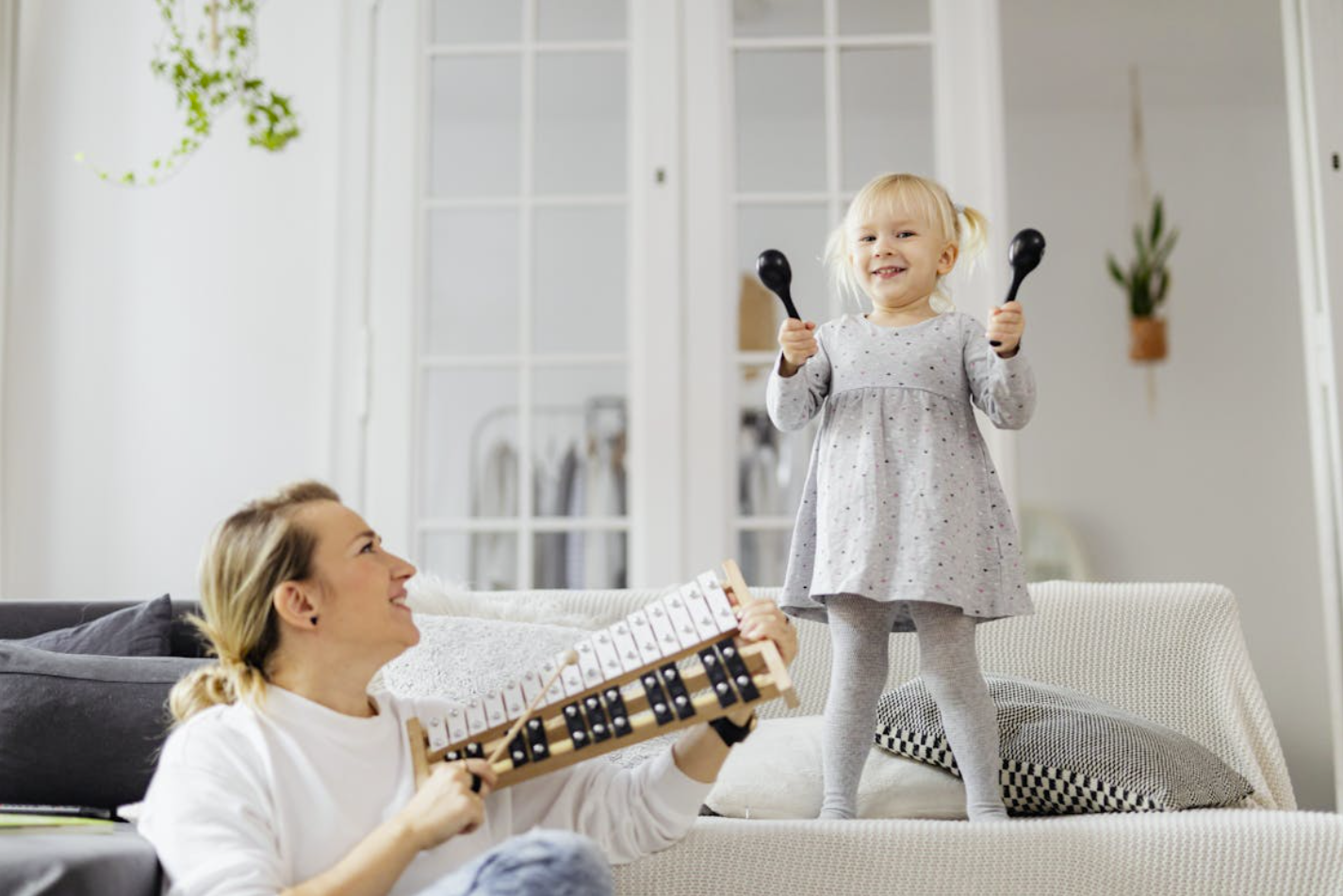 enfant qui fait de la musique avec sa maman