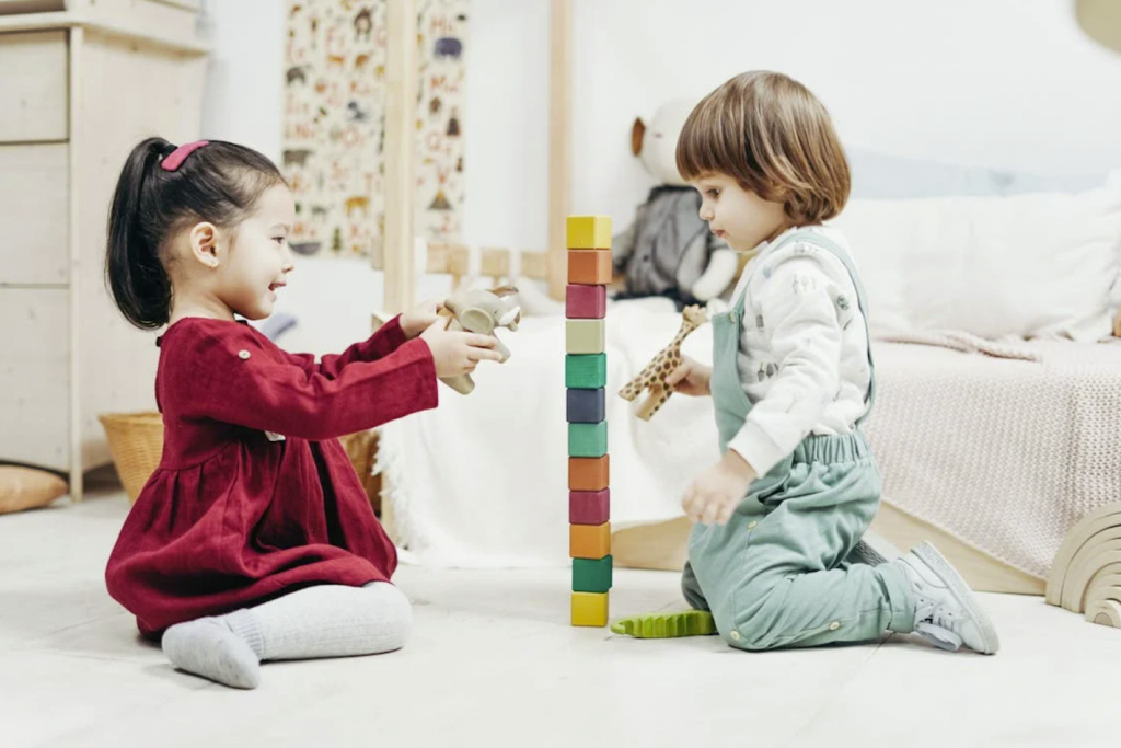 enfants qui font un jeu de construction