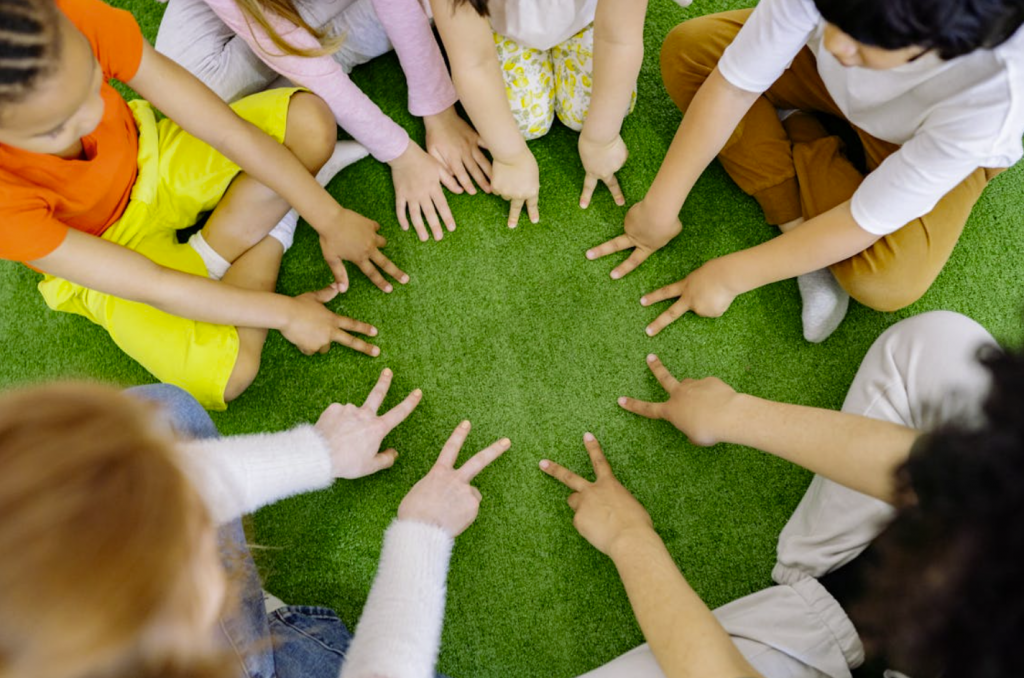 enfant qui jouent ensemble