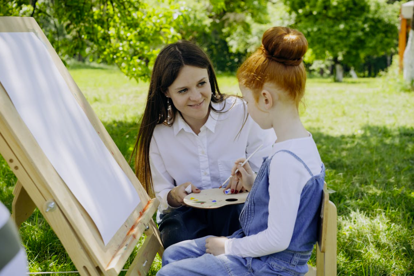 enfant qui fait de la peinture