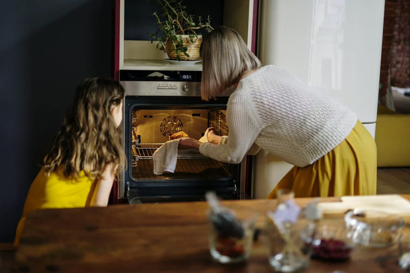 parent qui cuisine avec son enfant