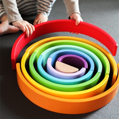 arc en ciel en bois Montessori