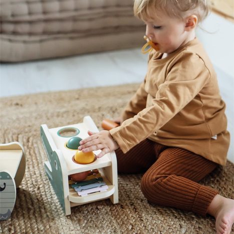 banc à marteler Montessori pour enfant