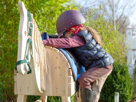 enfant et cheval d'apprentissage en bois