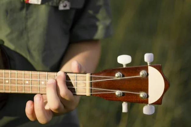 enfant qui joue de la guitare