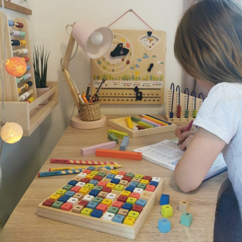 enfant qui fait ses devoir - matériel éducatif