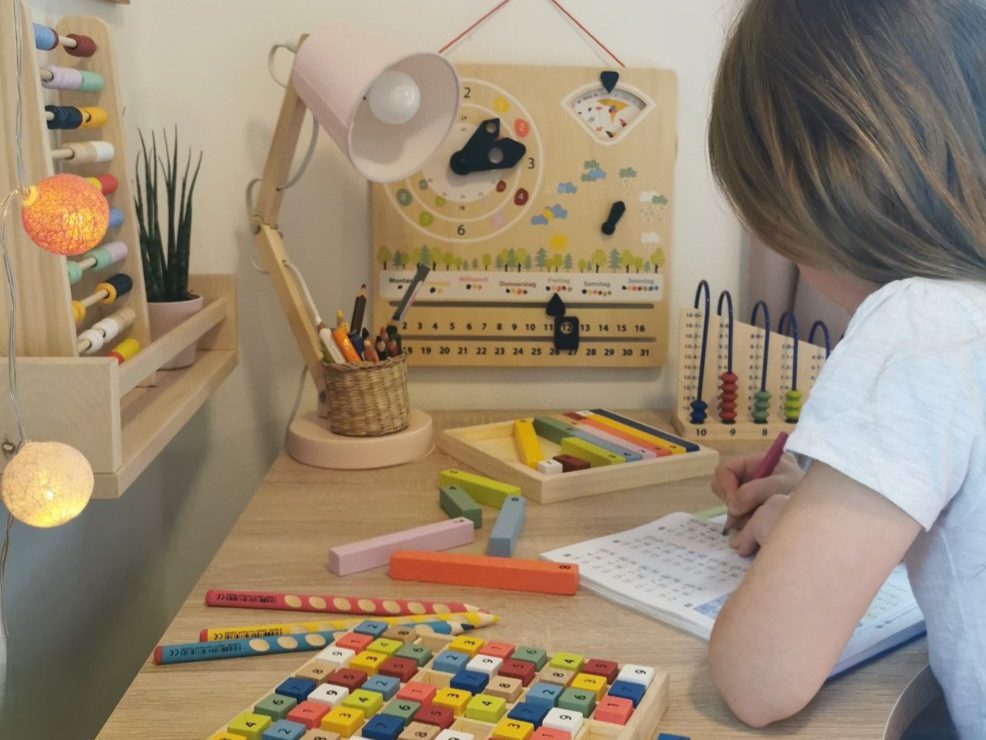 enfant qui étudie, matériel Montessori