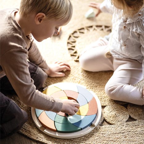enfant qui joue avec un tangram