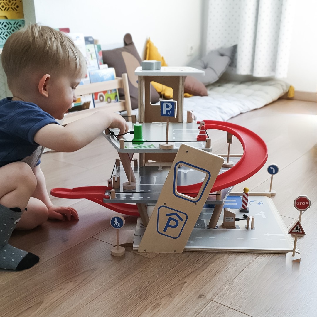 Circuit de voiture Montessori pour les enfants à partir de 2 ans